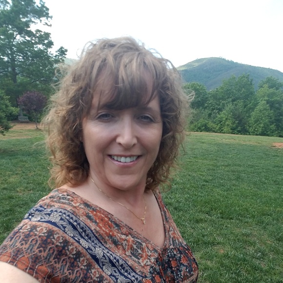 Meet your Posher, Laurie - Picture 2 of 3